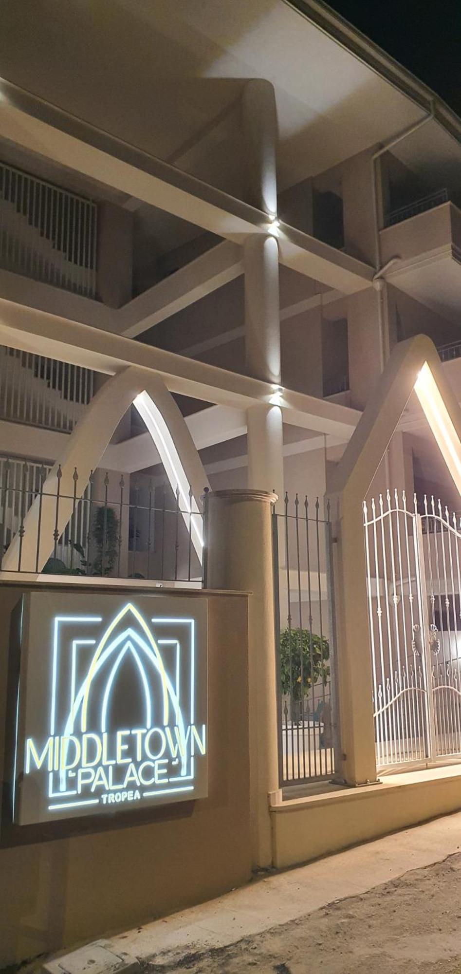 טרופאה Middle Town Palace מראה חיצוני תמונה